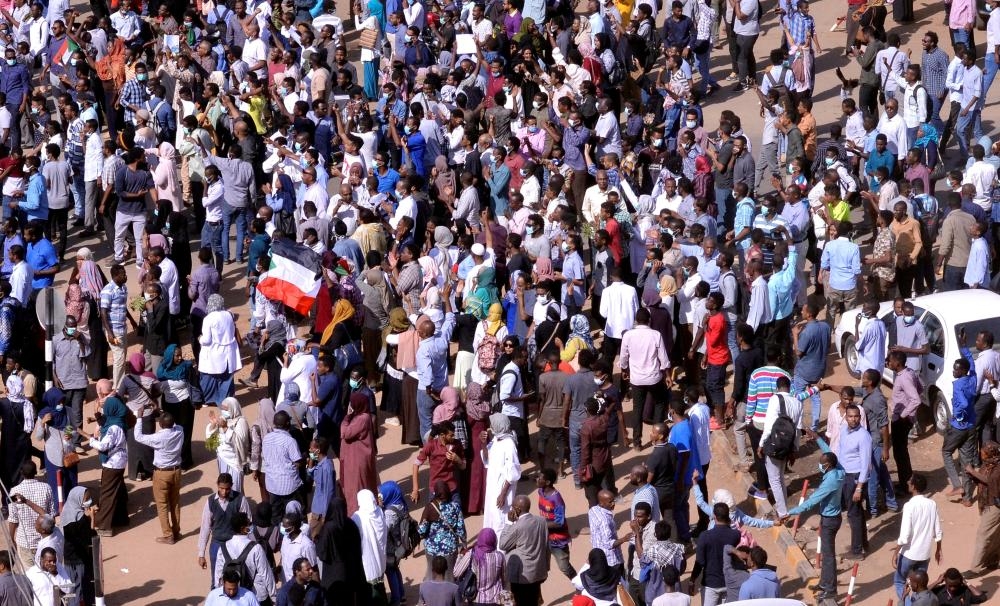 البشير يخاطب مؤيديه في مسيرة  سلام السودان  الأربعاء - صحيفة الوطن