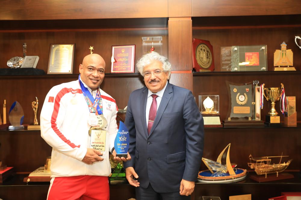 رئيس جامعة البحرين يستقبل بطل أبطال مسابقة كمال الأجسام - صحيفة الوطن