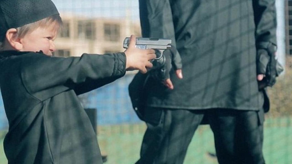 "داعش" ينتهك البراءة مجددا.. طفل يعدم سجينا رميا بالرصاص!