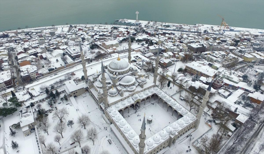 بالصور.. الأبيض يكسوها إسطنبول