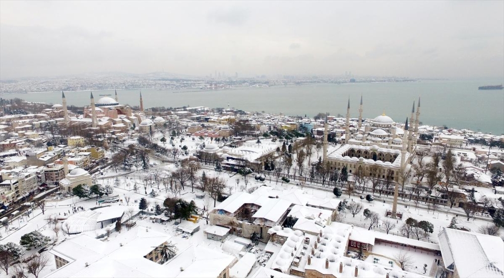 بالصور.. الأبيض يكسوها إسطنبول