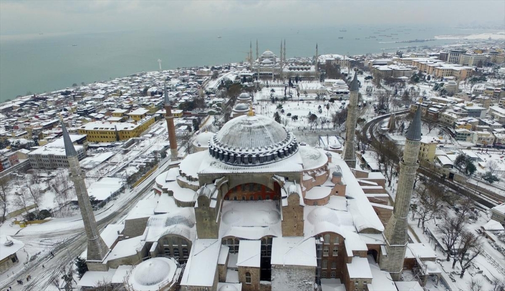 بالصور.. الأبيض يكسوها إسطنبول