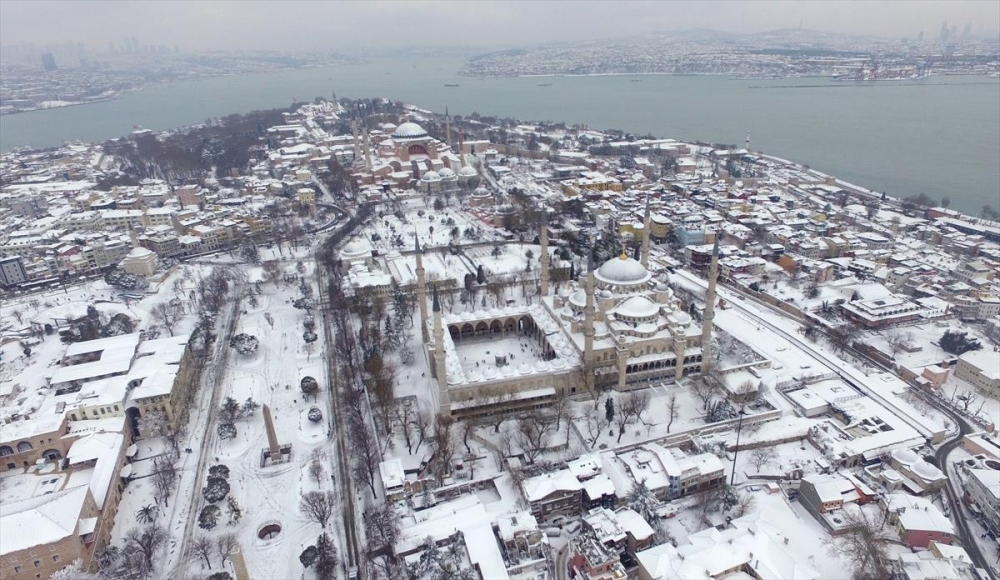 بالصور.. الأبيض يكسوها إسطنبول