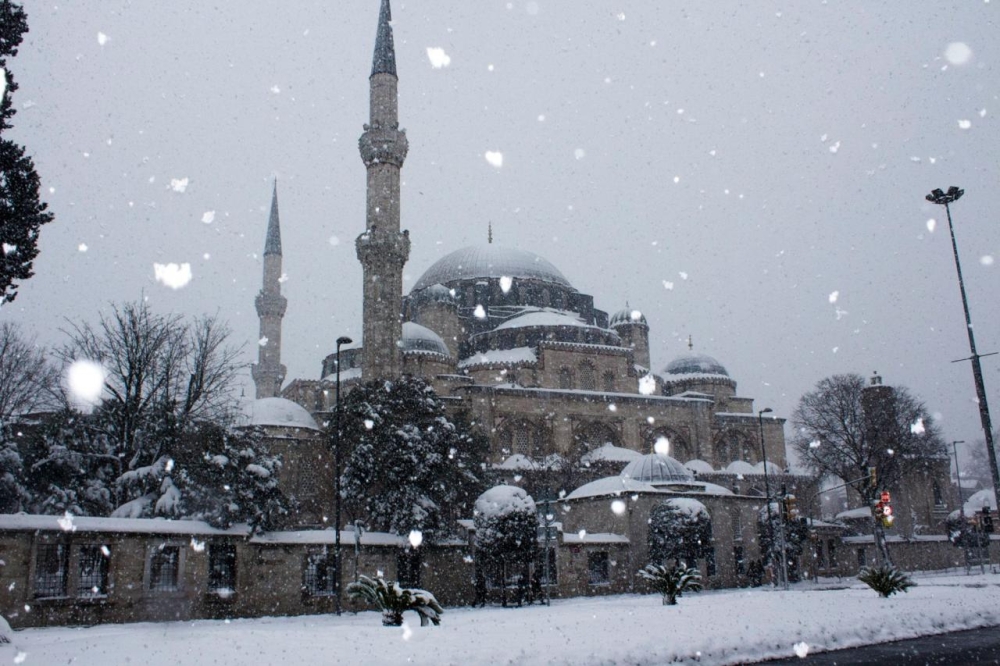 بالصور.. الأبيض يكسوها إسطنبول