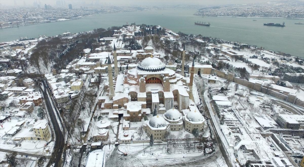 بالصور.. الأبيض يكسوها إسطنبول