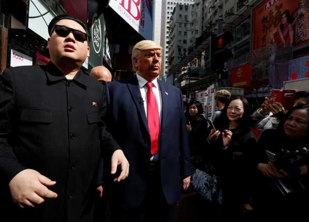 دهشة وضحك بعد عناق بين شبيه لترامب وآخر لكيم جونج اون