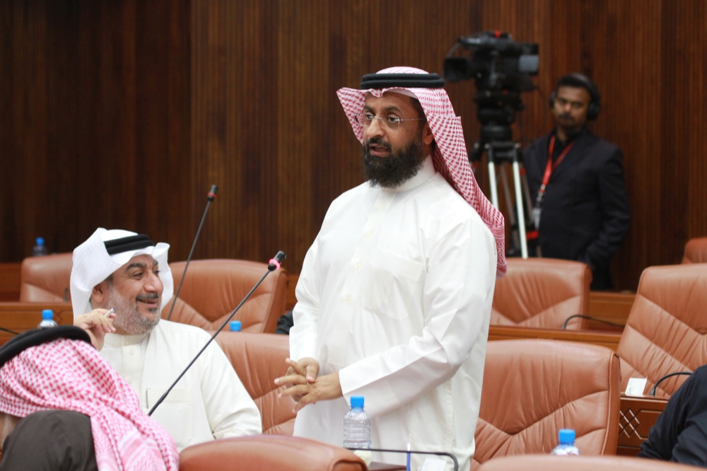 إنشاء سوق شعبي وتوظيف الممرضين العاطلين