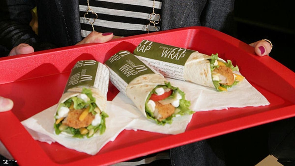 سموم خفية في أغلفة الوجبات السريعة