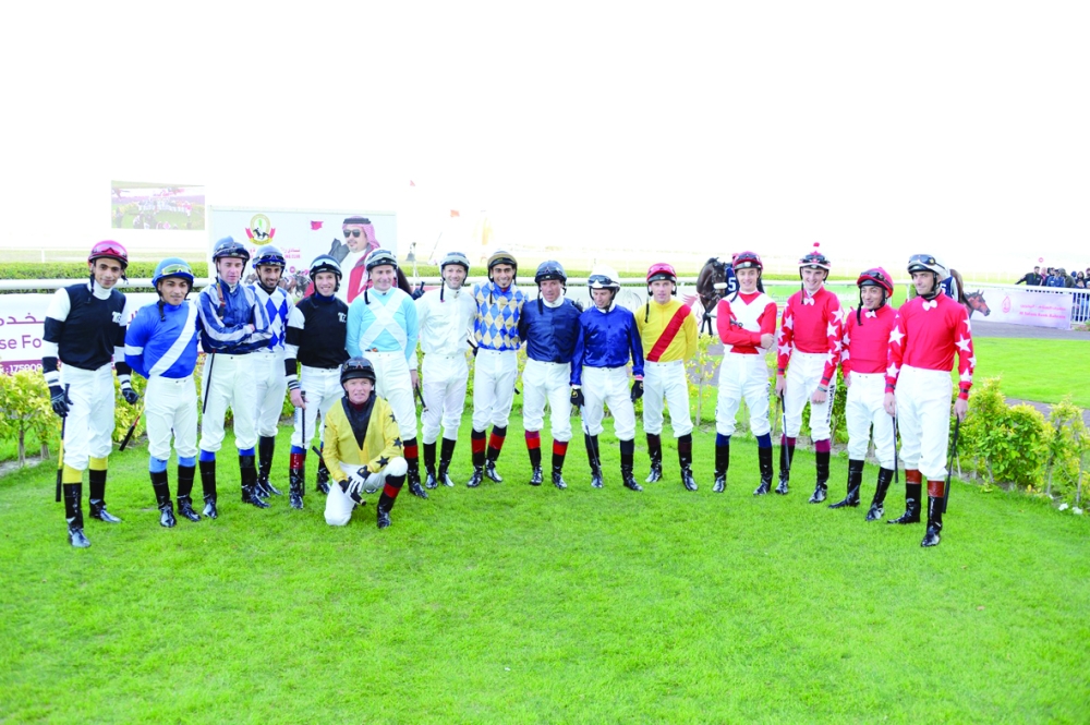 بالصور..عيسى بن سلمان يتوج الفائز بكؤوس ولي العهد بعد سباقات مثيرة