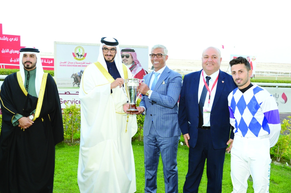 بالصور..عيسى بن سلمان يتوج الفائز بكؤوس ولي العهد بعد سباقات مثيرة