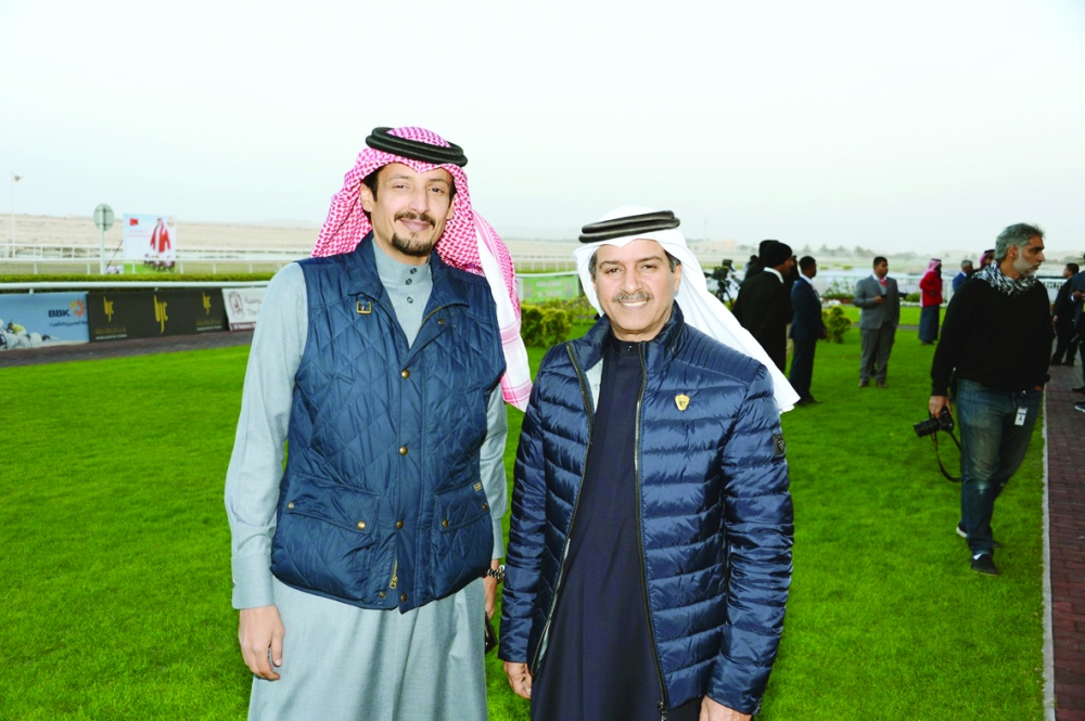 بالصور..عيسى بن سلمان يتوج الفائز بكؤوس ولي العهد بعد سباقات مثيرة