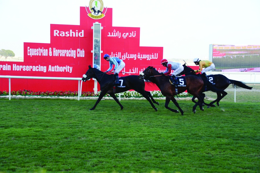 بالصور..عيسى بن سلمان يتوج الفائز بكؤوس ولي العهد بعد سباقات مثيرة