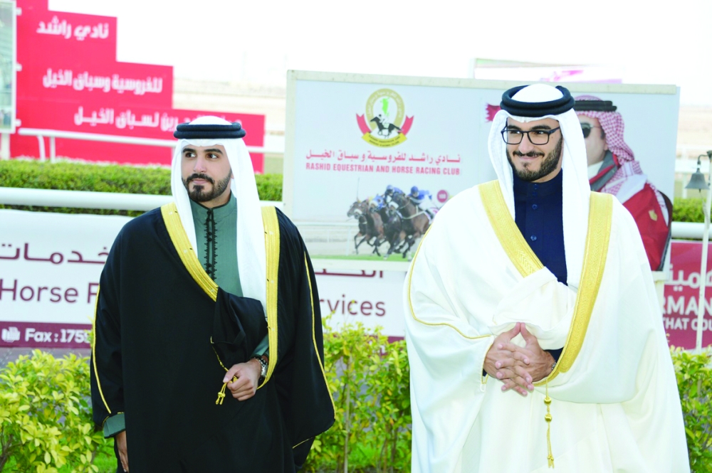 بالصور..عيسى بن سلمان يتوج الفائز بكؤوس ولي العهد بعد سباقات مثيرة