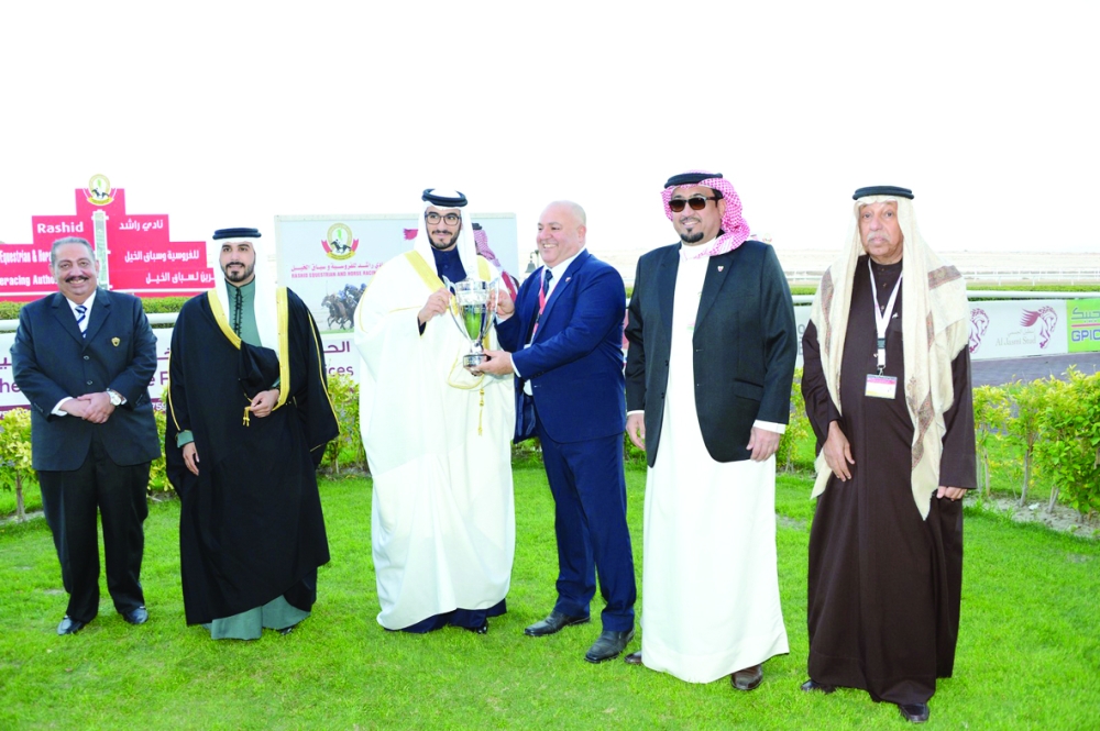 بالصور..عيسى بن سلمان يتوج الفائز بكؤوس ولي العهد بعد سباقات مثيرة