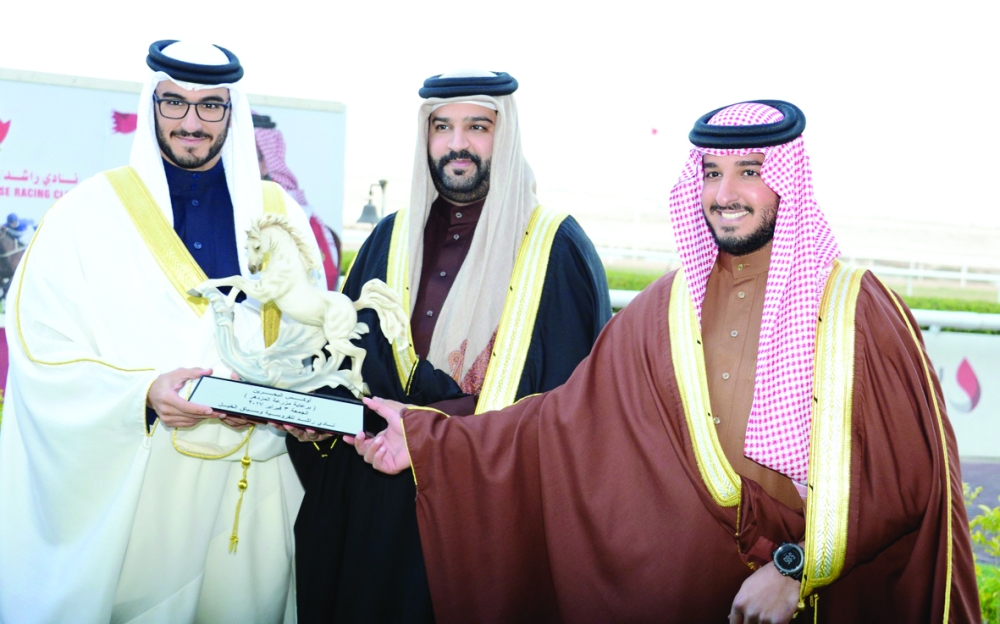 بالصور..عيسى بن سلمان يتوج الفائز بكؤوس ولي العهد بعد سباقات مثيرة