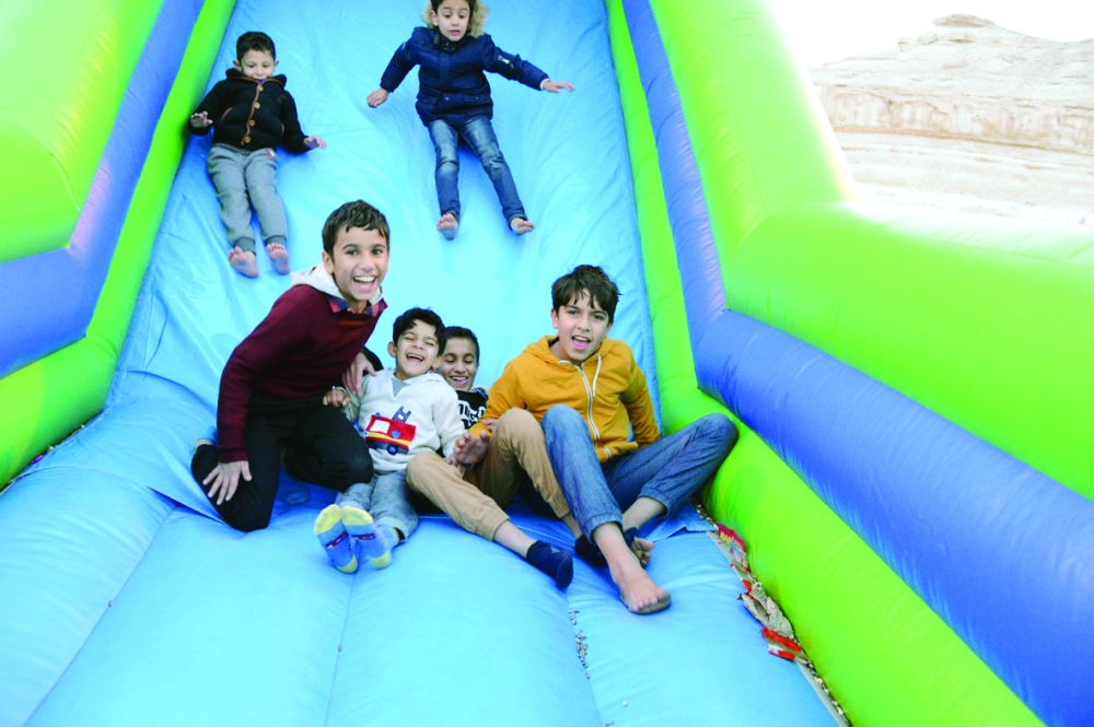 بالصور..عيسى بن سلمان يتوج الفائز بكؤوس ولي العهد بعد سباقات مثيرة