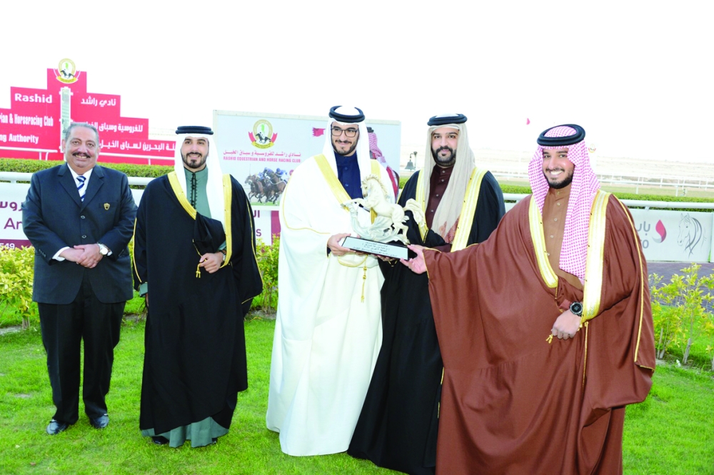 بالصور..عيسى بن سلمان يتوج الفائز بكؤوس ولي العهد بعد سباقات مثيرة