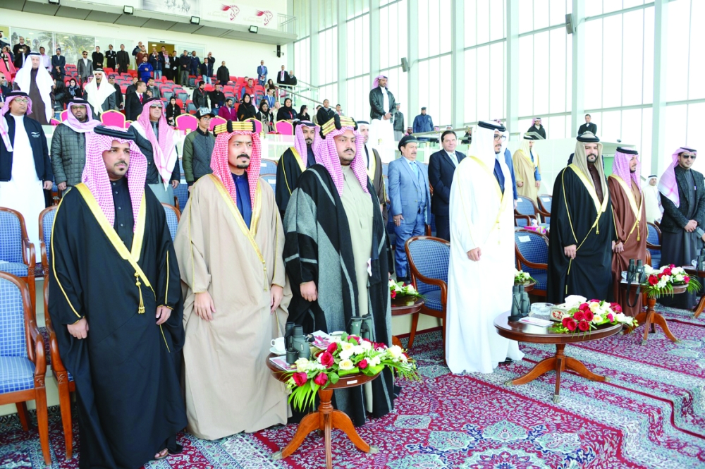 بالصور..عيسى بن سلمان يتوج الفائز بكؤوس ولي العهد بعد سباقات مثيرة