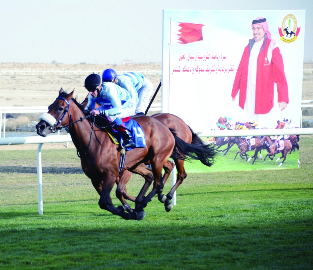 بالصور..عيسى بن سلمان يتوج الفائز بكؤوس ولي العهد بعد سباقات مثيرة