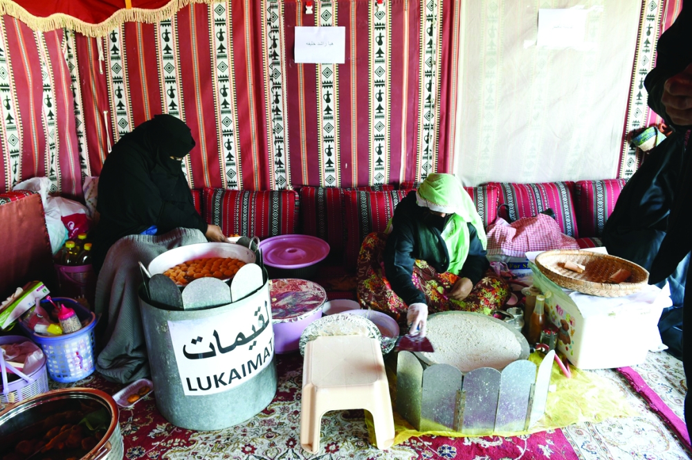 بالصور..عيسى بن سلمان يتوج الفائز بكؤوس ولي العهد بعد سباقات مثيرة