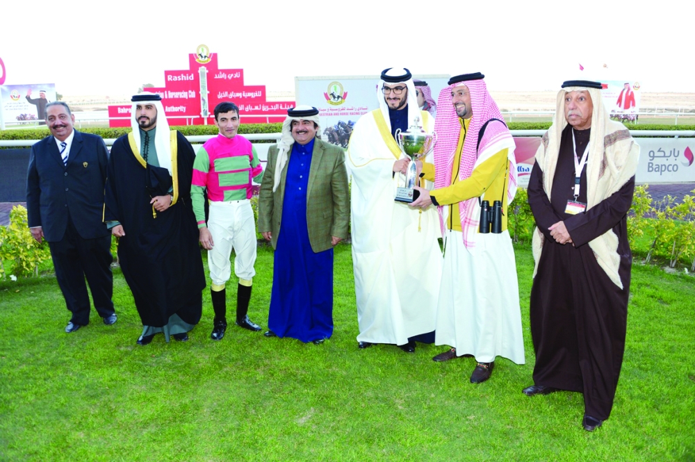 بالصور..عيسى بن سلمان يتوج الفائز بكؤوس ولي العهد بعد سباقات مثيرة