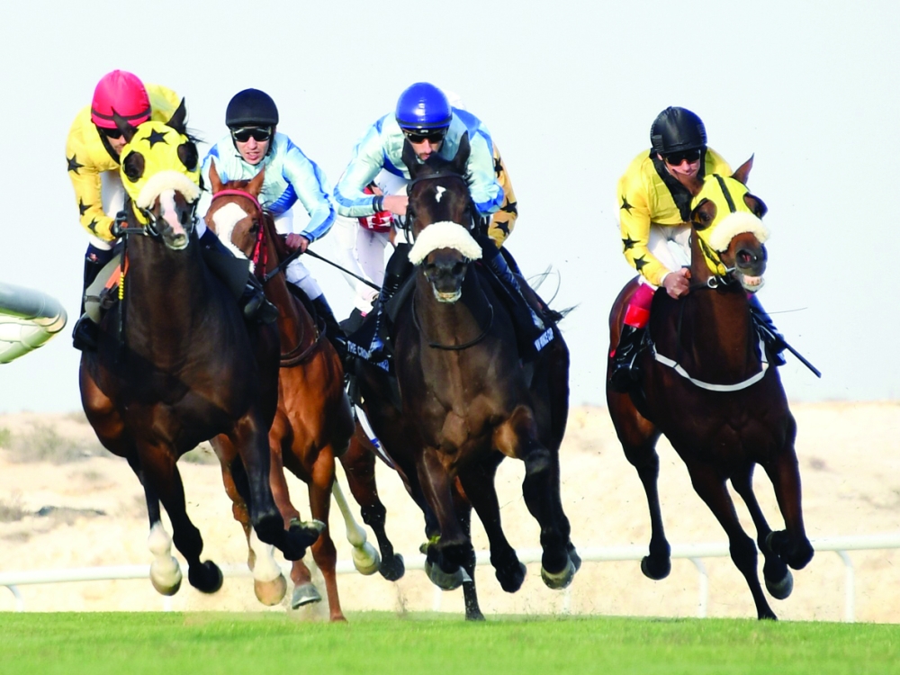 بالصور..عيسى بن سلمان يتوج الفائز بكؤوس ولي العهد بعد سباقات مثيرة