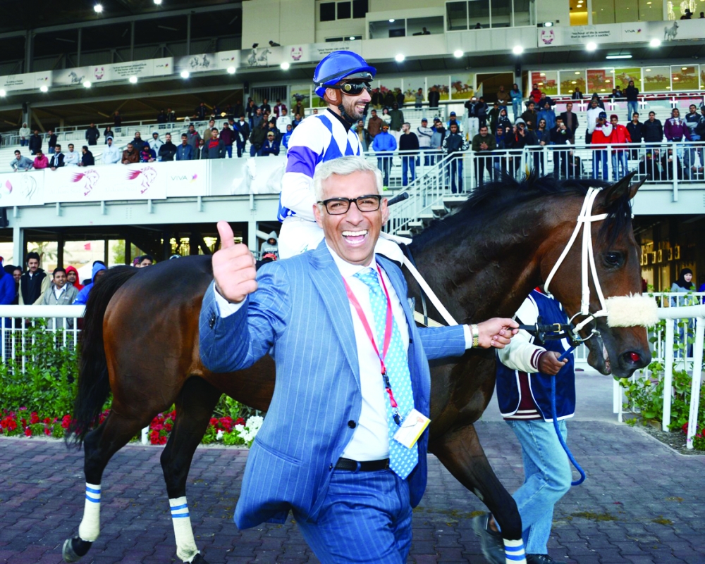 بالصور..عيسى بن سلمان يتوج الفائز بكؤوس ولي العهد بعد سباقات مثيرة