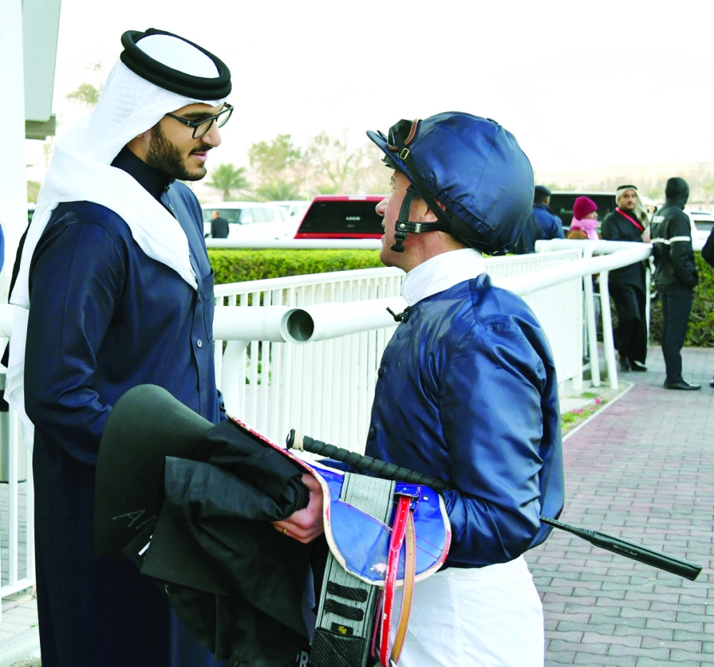 بالصور..عيسى بن سلمان يتوج الفائز بكؤوس ولي العهد بعد سباقات مثيرة