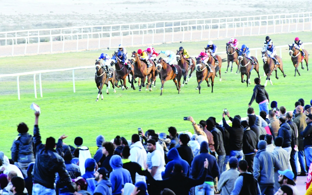 بالصور..عيسى بن سلمان يتوج الفائز بكؤوس ولي العهد بعد سباقات مثيرة