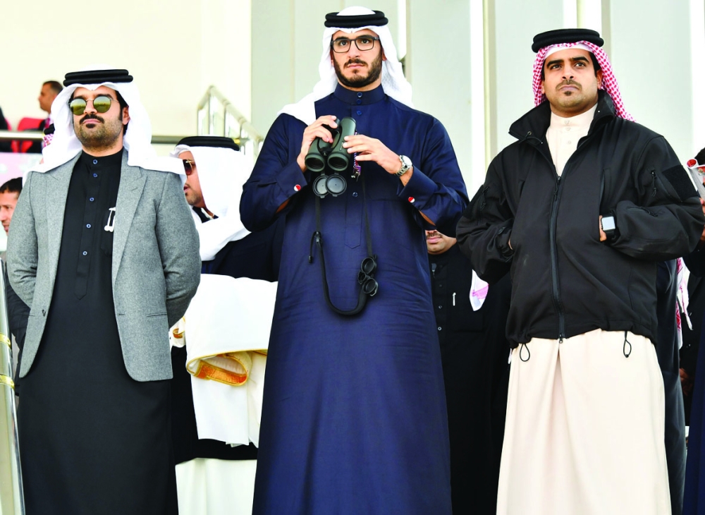 بالصور..عيسى بن سلمان يتوج الفائز بكؤوس ولي العهد بعد سباقات مثيرة