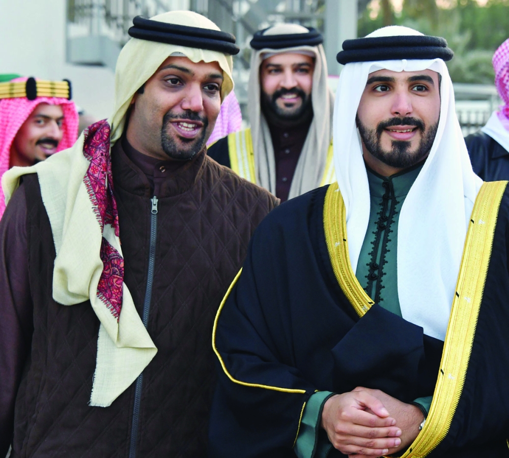 بالصور..عيسى بن سلمان يتوج الفائز بكؤوس ولي العهد بعد سباقات مثيرة