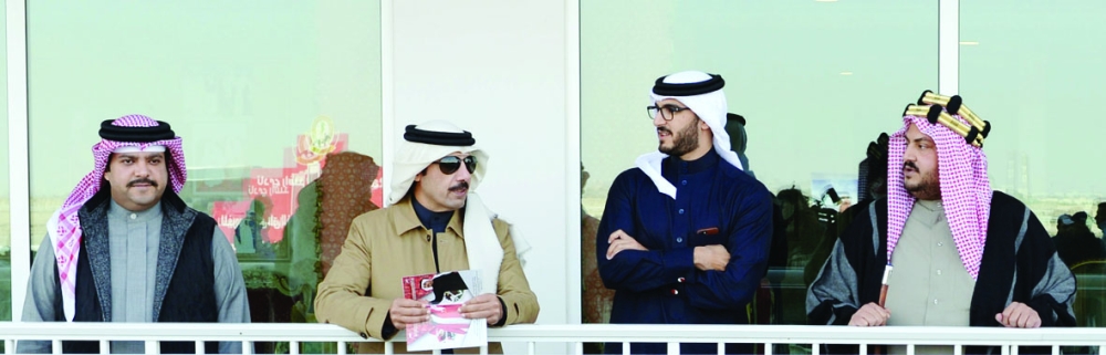 بالصور..عيسى بن سلمان يتوج الفائز بكؤوس ولي العهد بعد سباقات مثيرة