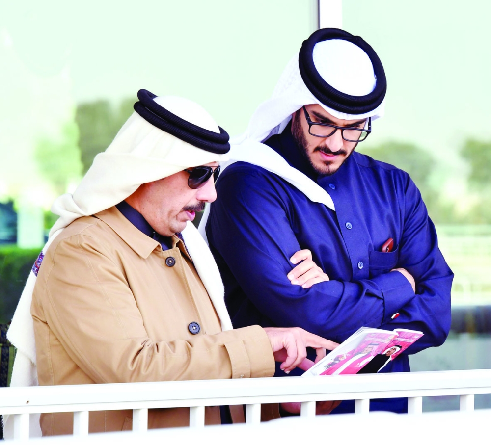 بالصور..عيسى بن سلمان يتوج الفائز بكؤوس ولي العهد بعد سباقات مثيرة