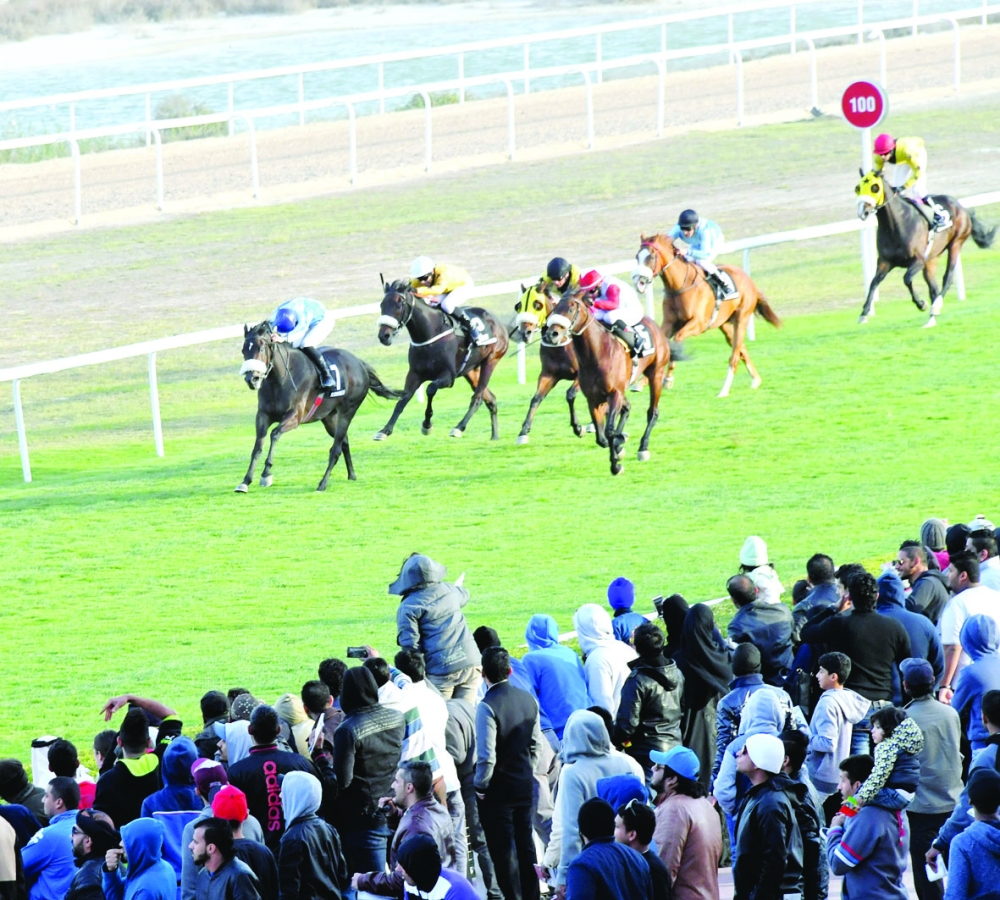 بالصور..عيسى بن سلمان يتوج الفائز بكؤوس ولي العهد بعد سباقات مثيرة