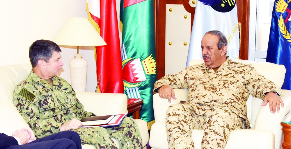 القائد العام يستعرض وقائد الأسطول الخامس سبل تعزيز التعاون