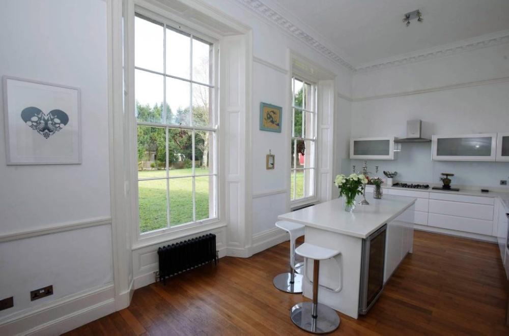 بريطاني يعرض منزله الفخم للبيع مقابل 2.5 دولار