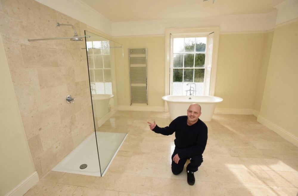 بريطاني يعرض منزله الفخم للبيع مقابل 2.5 دولار