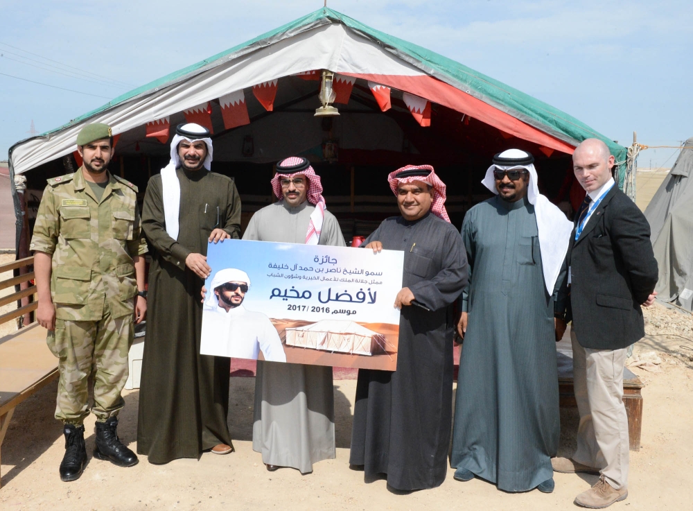 محافظ المحافظة الجنوبية يسلم جائزة أفضل مخيم