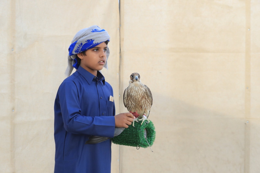 بالصور.. انطلاق منافسات الإسبوع الأخيرة..وناصر بن حمد يشيد بـ"الصقارة"
