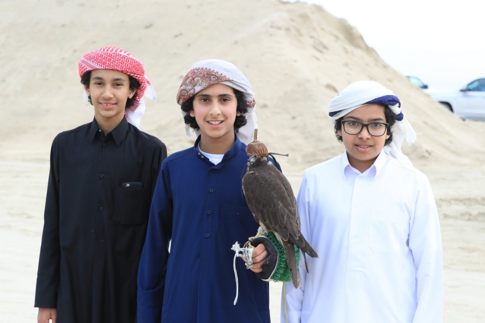 بالصور.. انطلاق منافسات الإسبوع الأخيرة..وناصر بن حمد يشيد بـ"الصقارة"