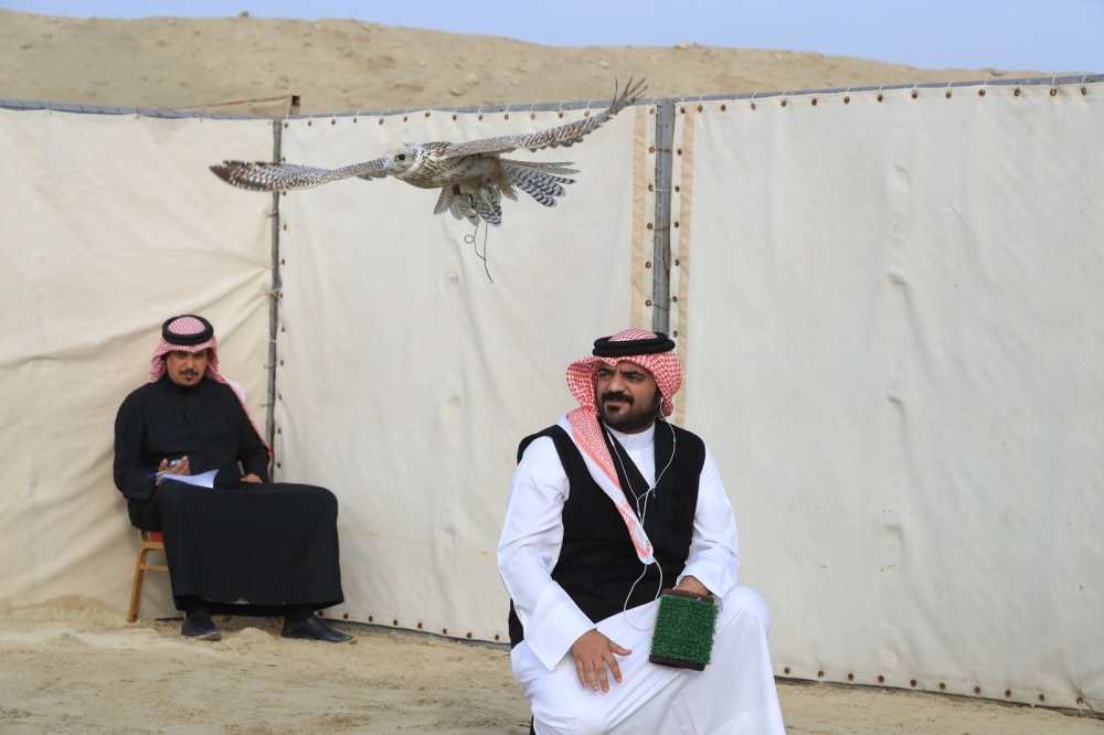 بالصور.. انطلاق منافسات الإسبوع الأخيرة..وناصر بن حمد يشيد بـ"الصقارة"