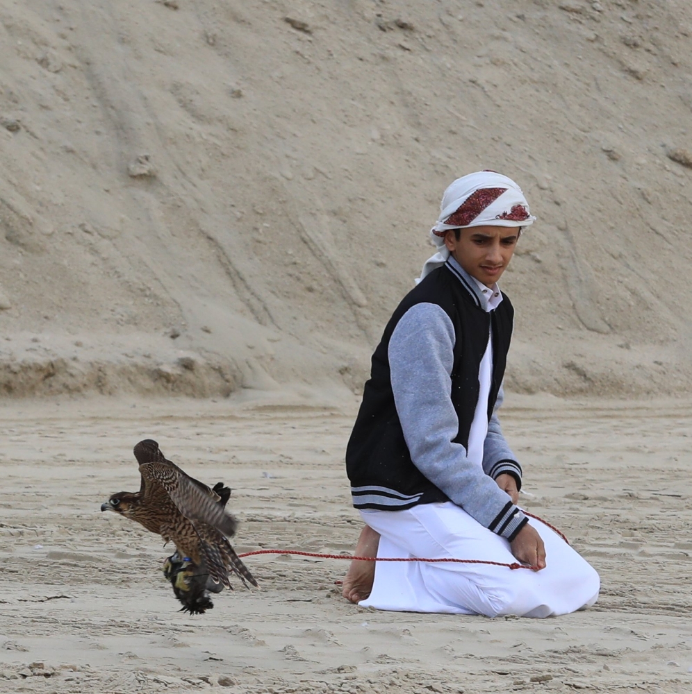 بالصور.. انطلاق منافسات الإسبوع الأخيرة..وناصر بن حمد يشيد بـ"الصقارة"