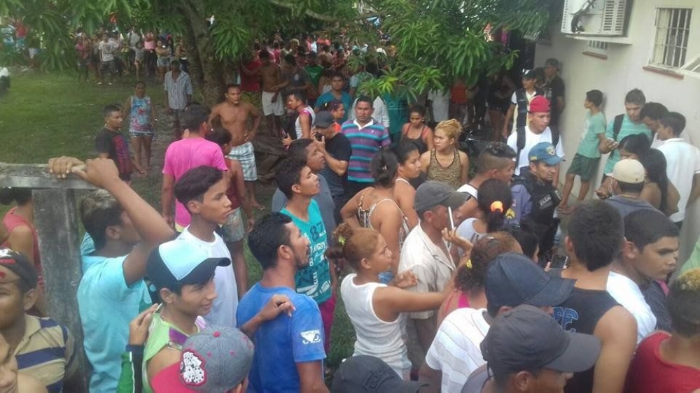 حشود غاضبة تخرج قاتلة طفل من السجن ثم تحرقها