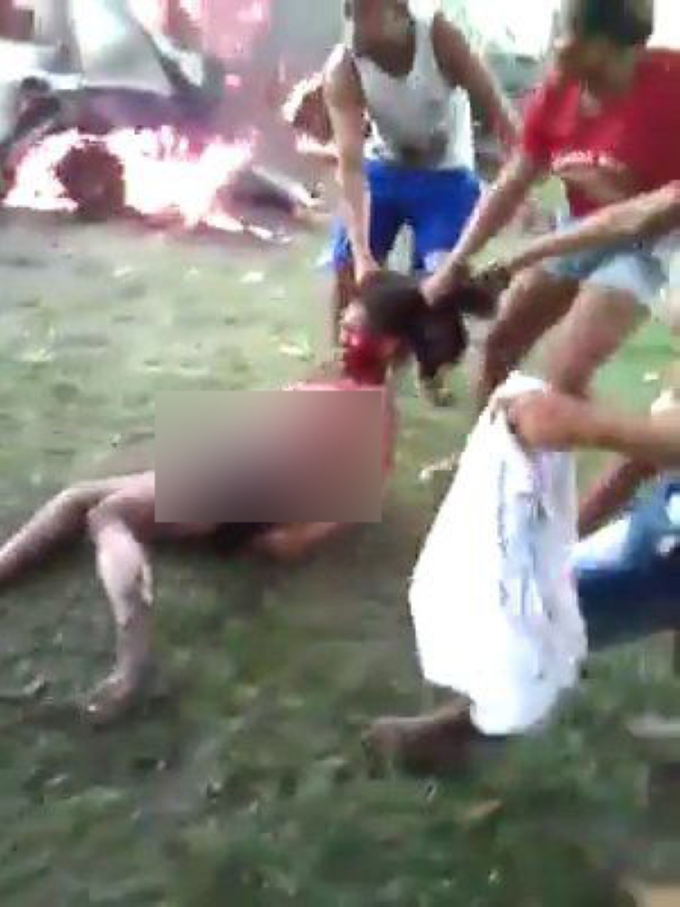 حشود غاضبة تخرج قاتلة طفل من السجن ثم تحرقها