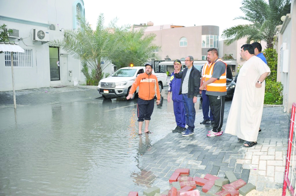 بلدية المحرق: 266 بلاغاً وشفط 362 شحنة من مياه الأمطار