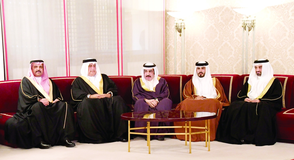 ولي العهد يستقبل أفراد العائلة المالكة والوزراء بمجلسه الأسبوعي