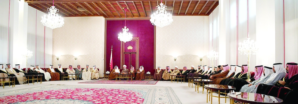 ولي العهد يستقبل أفراد العائلة المالكة والوزراء بمجلسه الأسبوعي