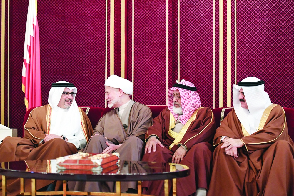 ولي العهد يستقبل أفراد العائلة المالكة والوزراء بمجلسه الأسبوعي