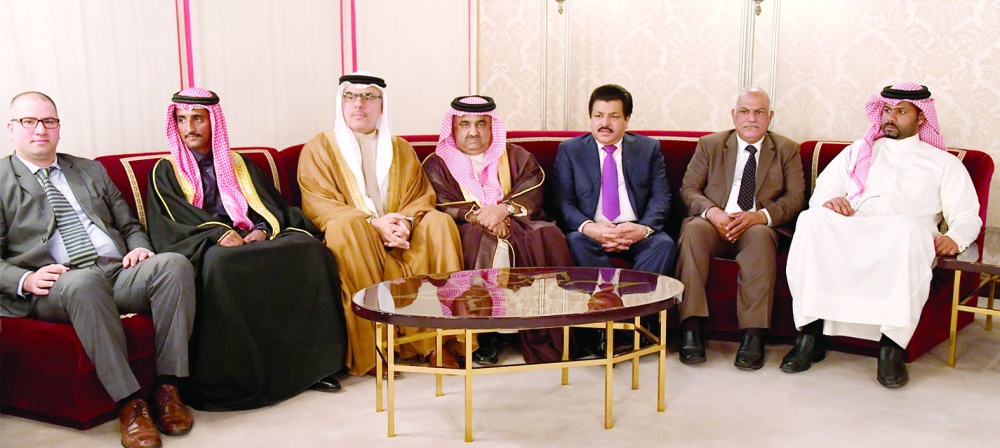 ولي العهد يستقبل أفراد العائلة المالكة والوزراء بمجلسه الأسبوعي