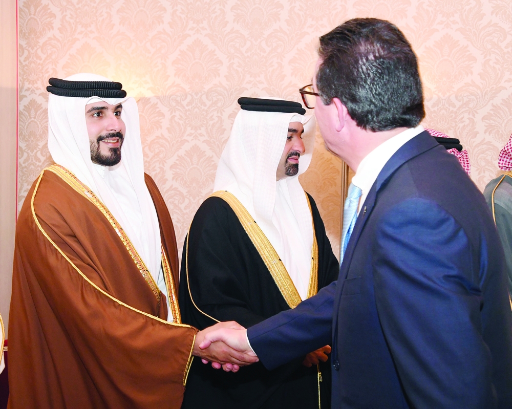 ولي العهد يستقبل أفراد العائلة المالكة والوزراء بمجلسه الأسبوعي